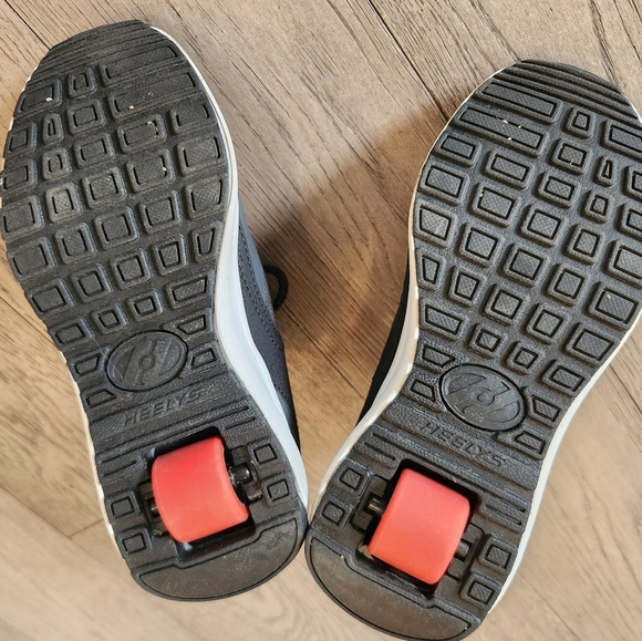 Heelys Piper Roller Skate Shoes Sneakers With Wheels Size Youth 3 Grey Black Red - Picture 6 of 7